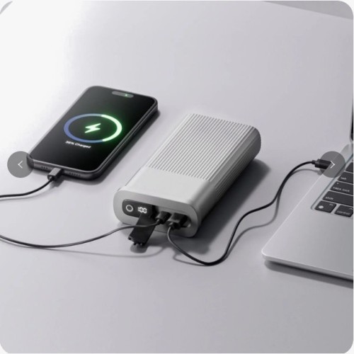 Powerbank LITEFAR A24 z podłączonymi kablami zasilającymi USB-C i urządzeniami outdoorowymi