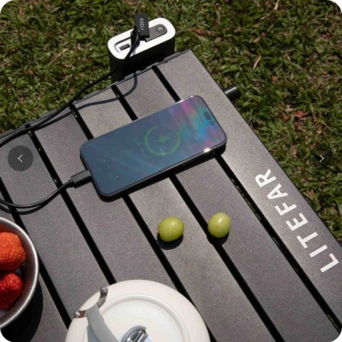 Bateria LITEFAR A24 ładująca smartfon na aluminiowym blacie stołu kempingowego LITEFAR Orion