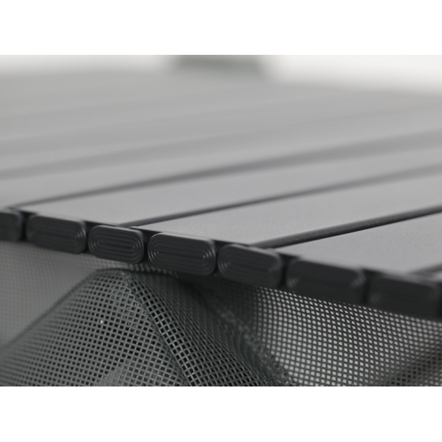 Zbliżenie na gumowe zaślepki krawędzi aluminiowych paneli blatu LITEFAR Foldable Tabletop
