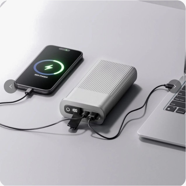 Powerbank LITEFAR A24 z podłączonymi kablami zasilającymi USB-C i urządzeniami outdoorowymi